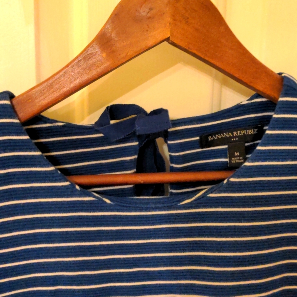 Banana Republic sleeveless shirt blouse.